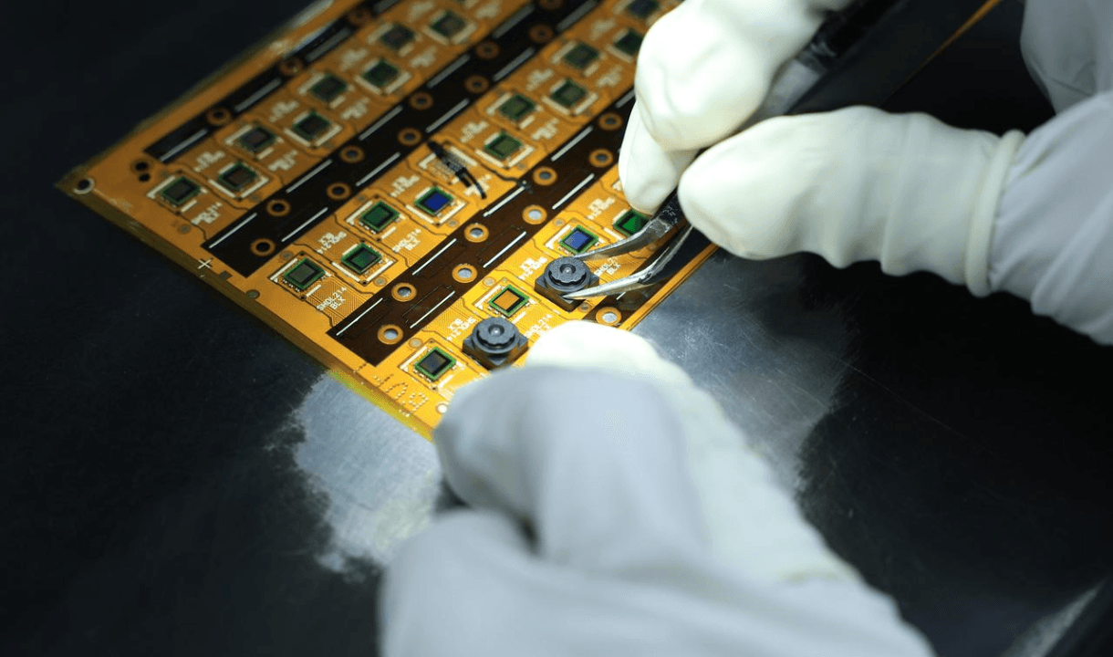 Camera module assembly in a dust-free workshop